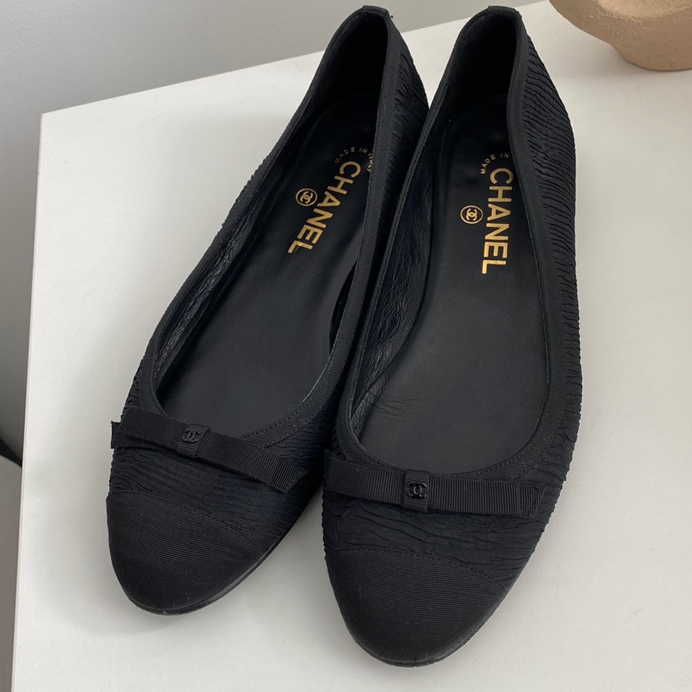 Chanel *Authentic* Interlocking CC Logo Black Crinkle Flats Size Euro 39